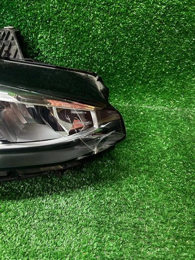 REFLEKTOR PRAWY BMW 2 U06