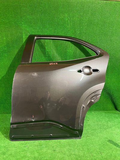 DRZWI TYŁ TYLNE LEWE TOYOTA YARIS CROSS NR.2567