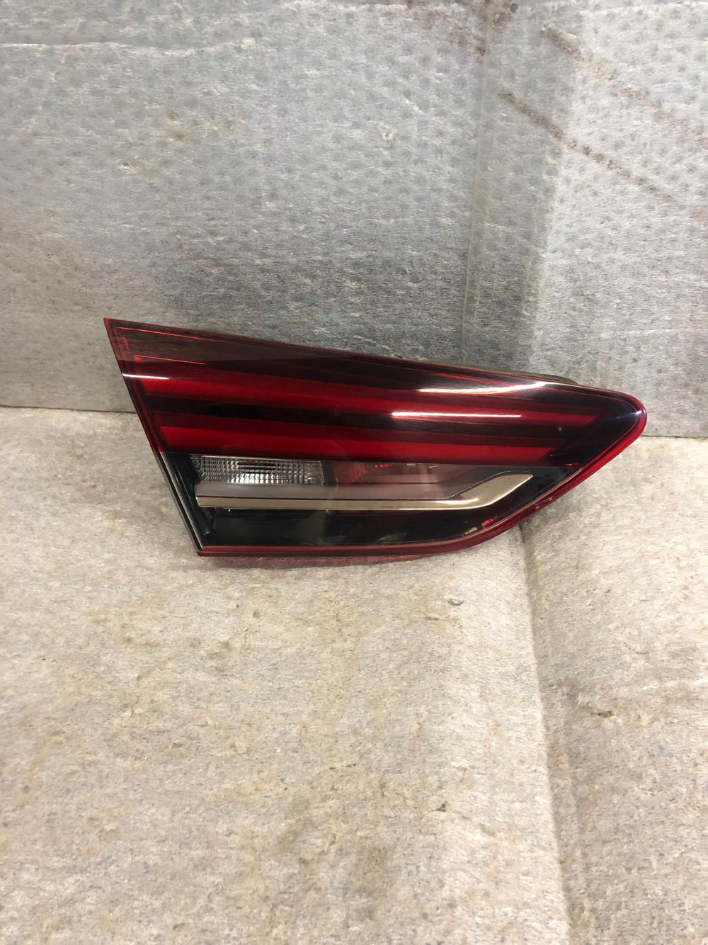LAMPA LEWA LEWY TYŁ W KLAPĘ OPEL INSYGNIA B SEDAN nr.0