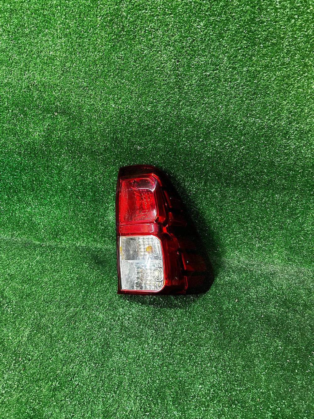 LAMPA TYŁ TYLNA PRAWA TOYOTA HILUX VIII