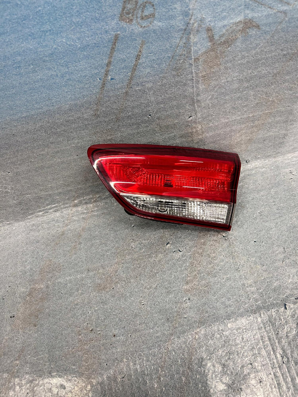 LAMPA PRAWA TYLNA W KLAPĘ HYUNDAI I30 III HB nr.00