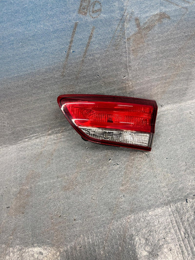 LAMPA PRAWA TYLNA W KLAPĘ HYUNDAI I30 III HB nr.00