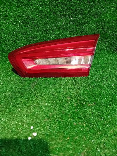 LAMPA PRAWA TYLNA TYŁ FORD FOCUS MK4 HB HATCHBACK PĘKNIĘTA