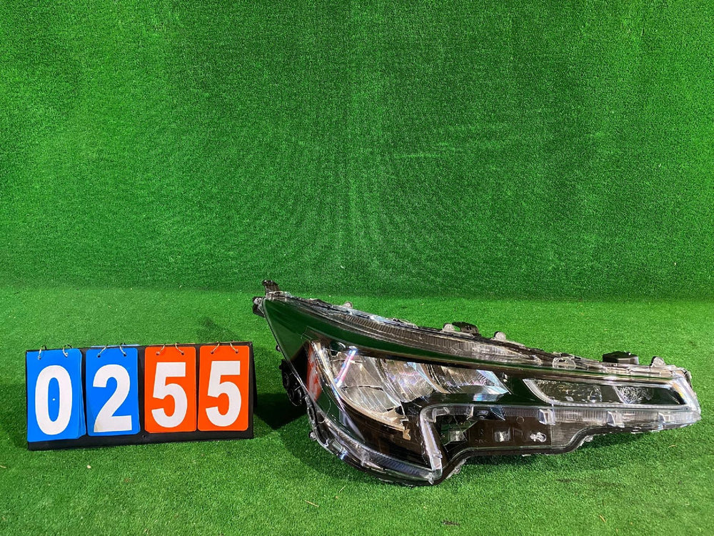 REFLEKTOR PRAWY LAMPA PRZEDNIA PRAWA TOYOTA COROLLA E21 HB KOMBI FULL LED