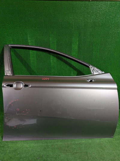 DRZWI PRAWE PRZEDNIE PRAWY PRZÓD TOYOTA CAMRY VIII 18- NR.3264