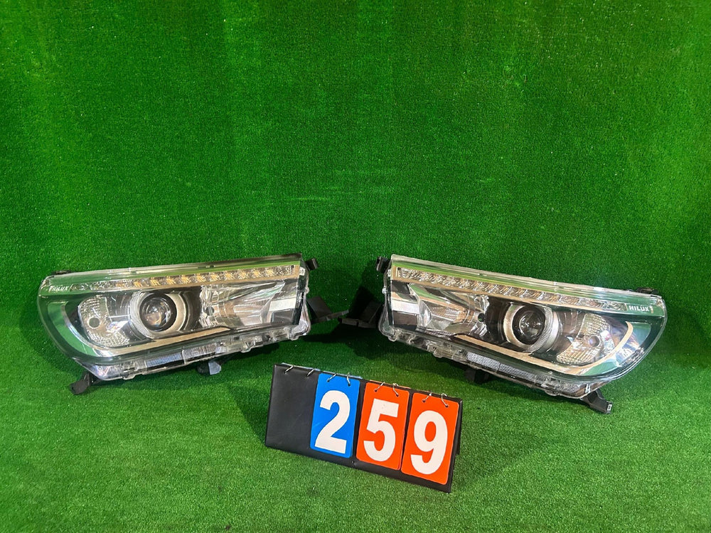 REFLEKTOR LEWY PRAWY TOYOTA HILUX VIII FULL LEN nr:259