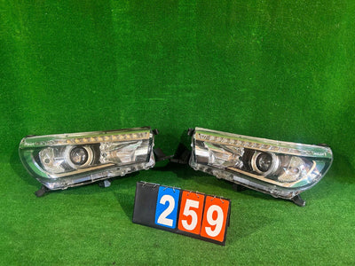 REFLEKTOR LEWY PRAWY TOYOTA HILUX VIII FULL LEN nr:259