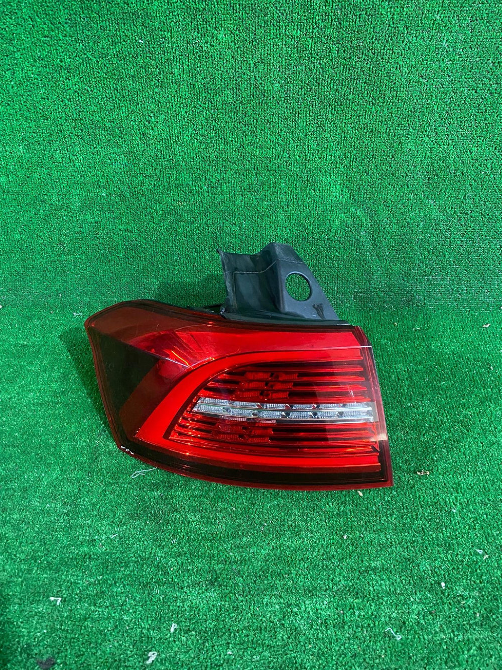 LAMPA TYLNA LEWA VW PASSAT B8 KOMBI LED 2014-