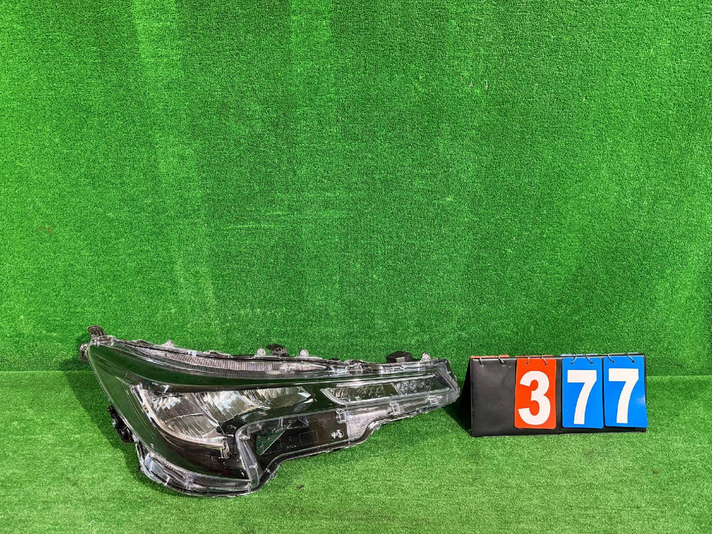 REFLEKTOR PRAWY TOYOTA COROLLA E21 HB KOMBI nr377