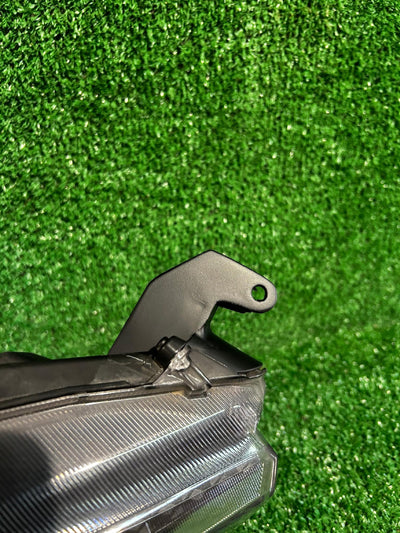 REFLEKTOR PRAWY TOYOTA YARIS IV