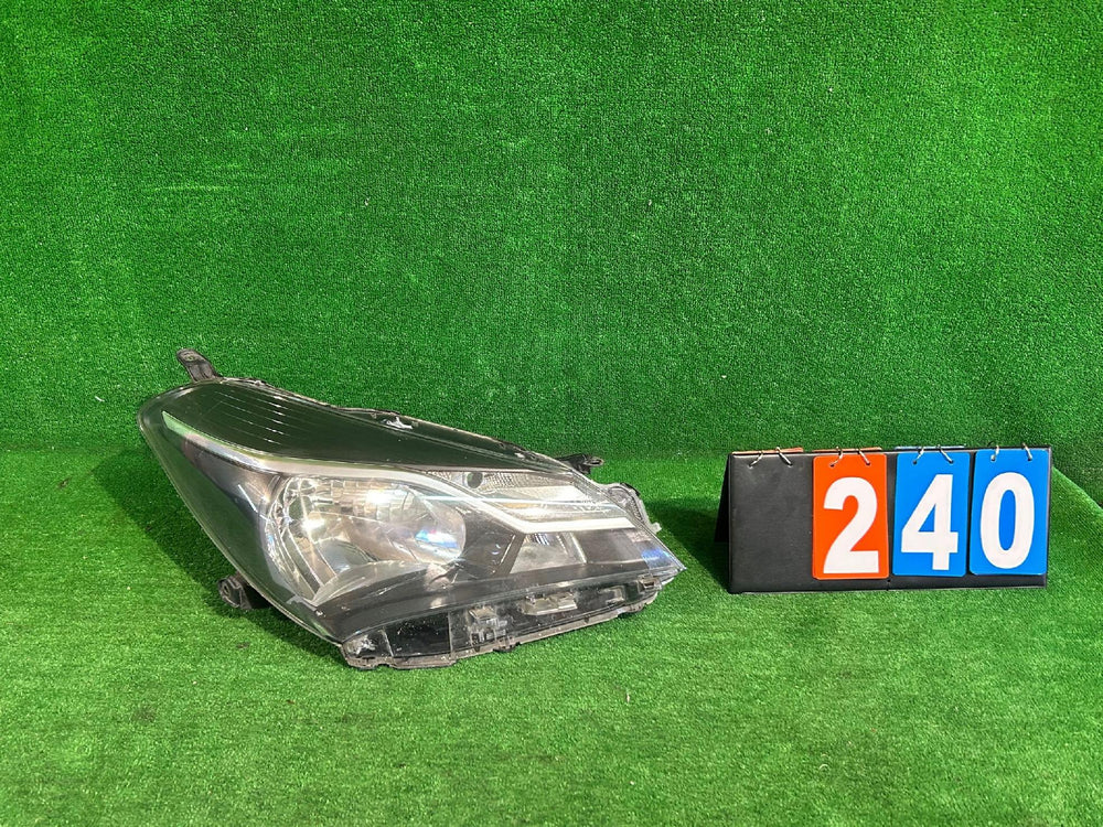 REFLEKTOR PRAWY TOYOTA YARIS III LIFT 17- nr:240