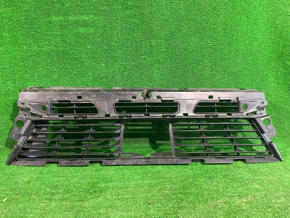 KRATKA ZDERZAKA ŚRODKOWA PEUGEOT 3008 5008 II NR.0052