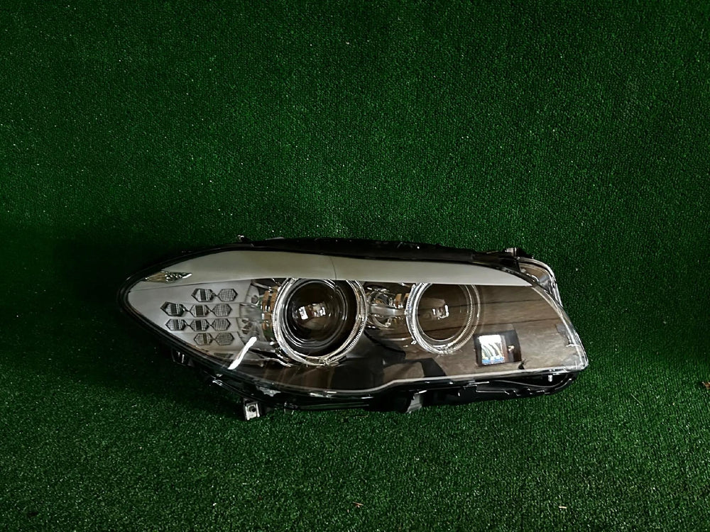 REFLEKTOR PRAWY BMW F10 XENON