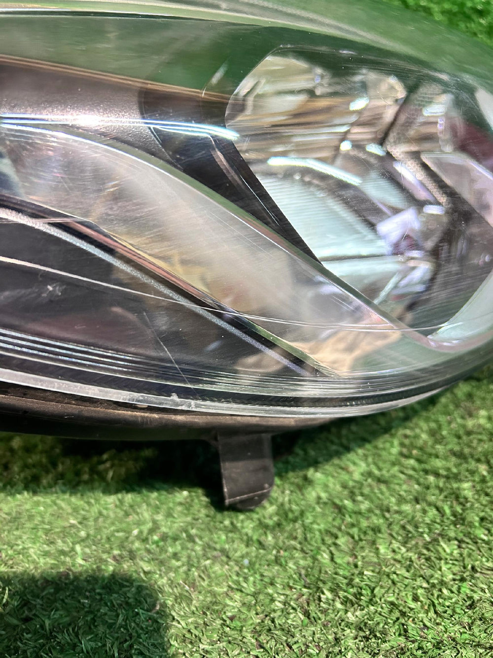 REFLEKTOR PRAWY FORD FIESTA MK8