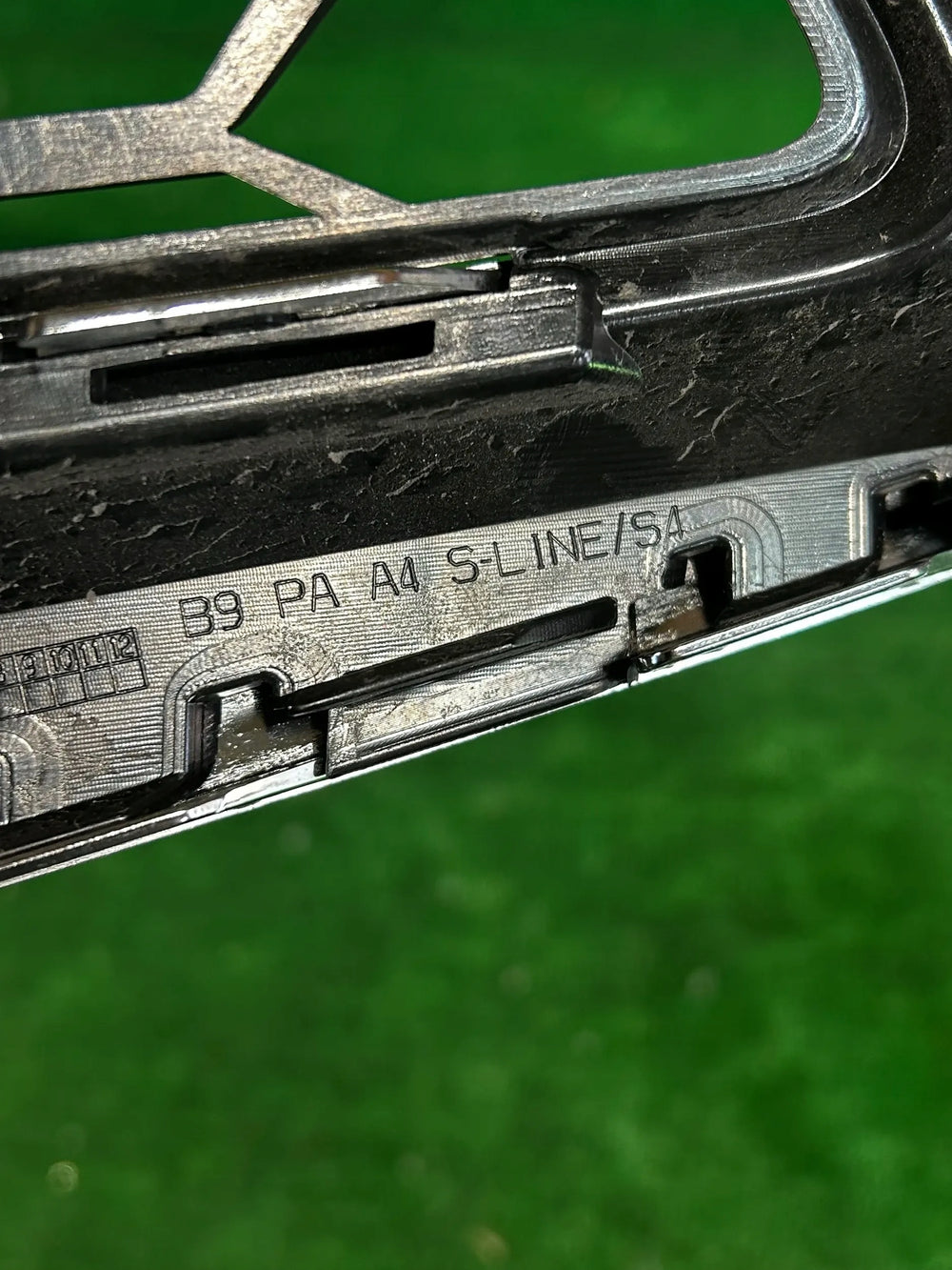 KRATKA ZDERZAKA PRAWA AUDI A4 B9 LIFT S-LINE NR.0081