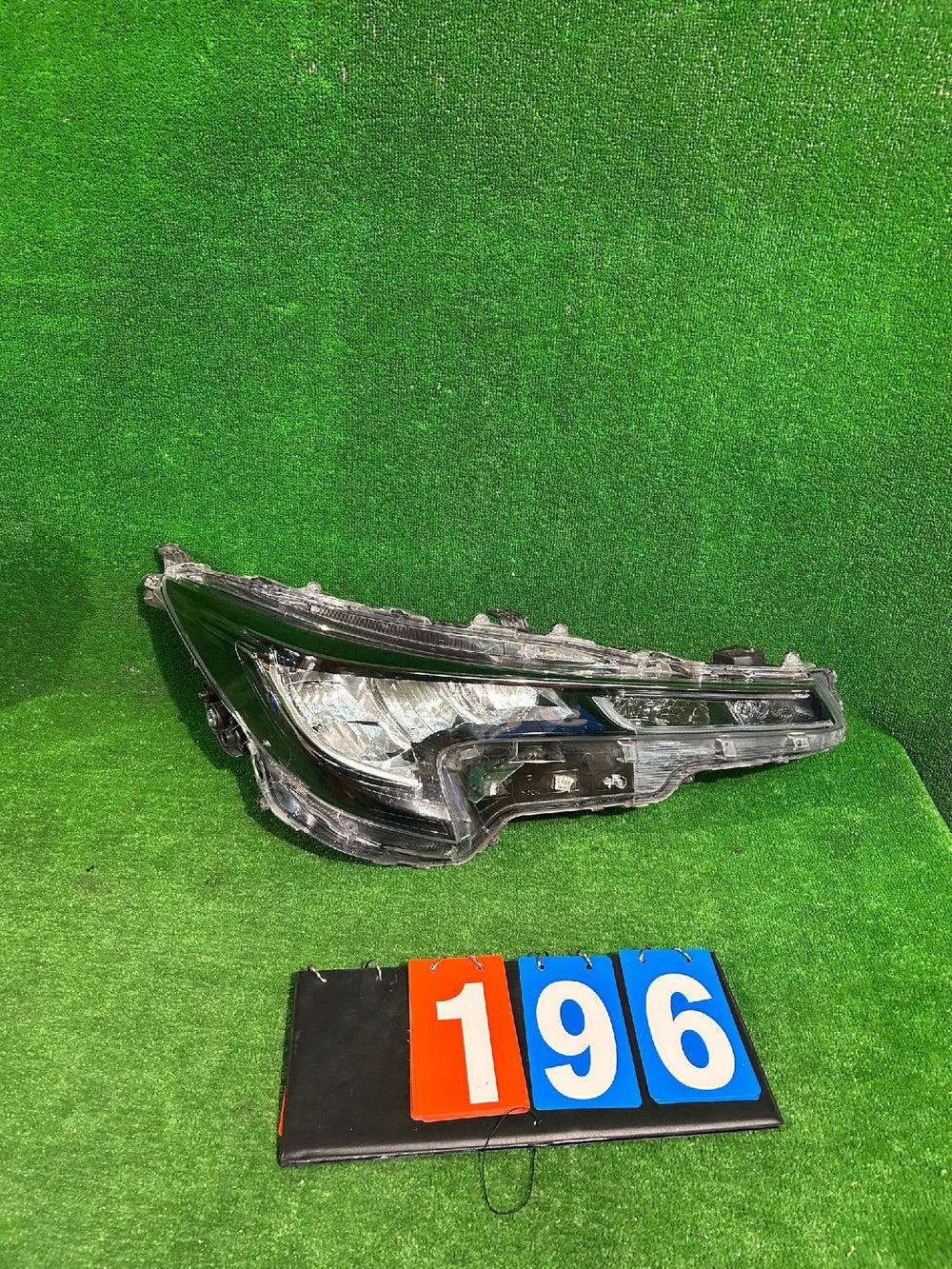 REFLEKTOR PRAWY TOYOTA COROLLA E21 HB KOMBI nr:196