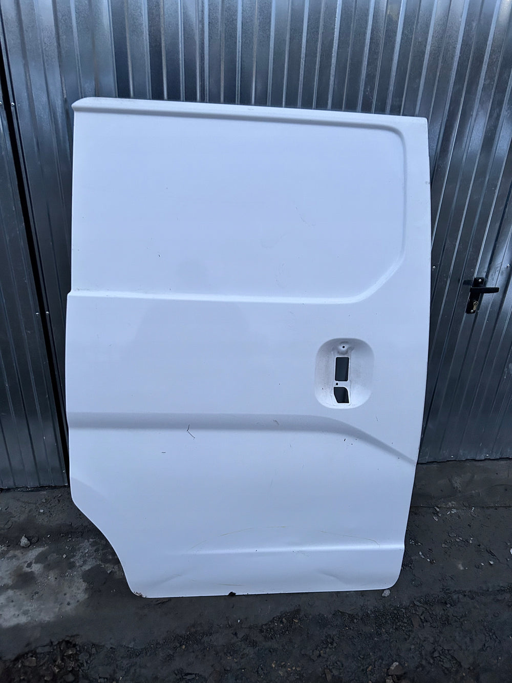 NISSAN NV200 DRZWI PRAWE BOCZNE PRZESUWNE nr.00