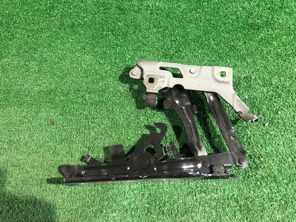 ZAWIAS MASKI LEWY NABÓJ AUDI Q5 II 80A823301D