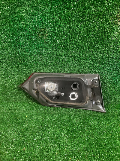 LAMPA TYŁ TYLNA PRAWA W KLAPĘ TOYOTA COROLLA E16