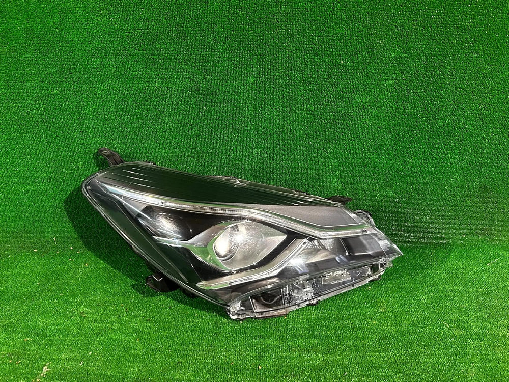 REFLEKTOR PRAWY TOYOTA YARIS III LIFT LED
