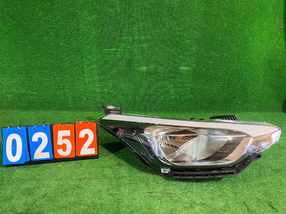 REFLEKTOR PRAWY LAMPA PRZEDNIA PRAWA HYUNDAI I20 II 14-