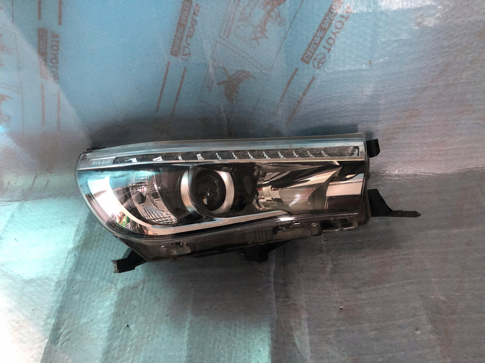 REFLEKTOR PRAWY TOYOTA HILUX VIII LED nr.00