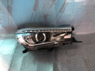 REFLEKTOR PRAWY TOYOTA HILUX VIII LED nr.00