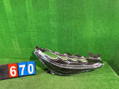 REFLEKTOR PRAWY TOYOTA COROLLA CROSS NR:670