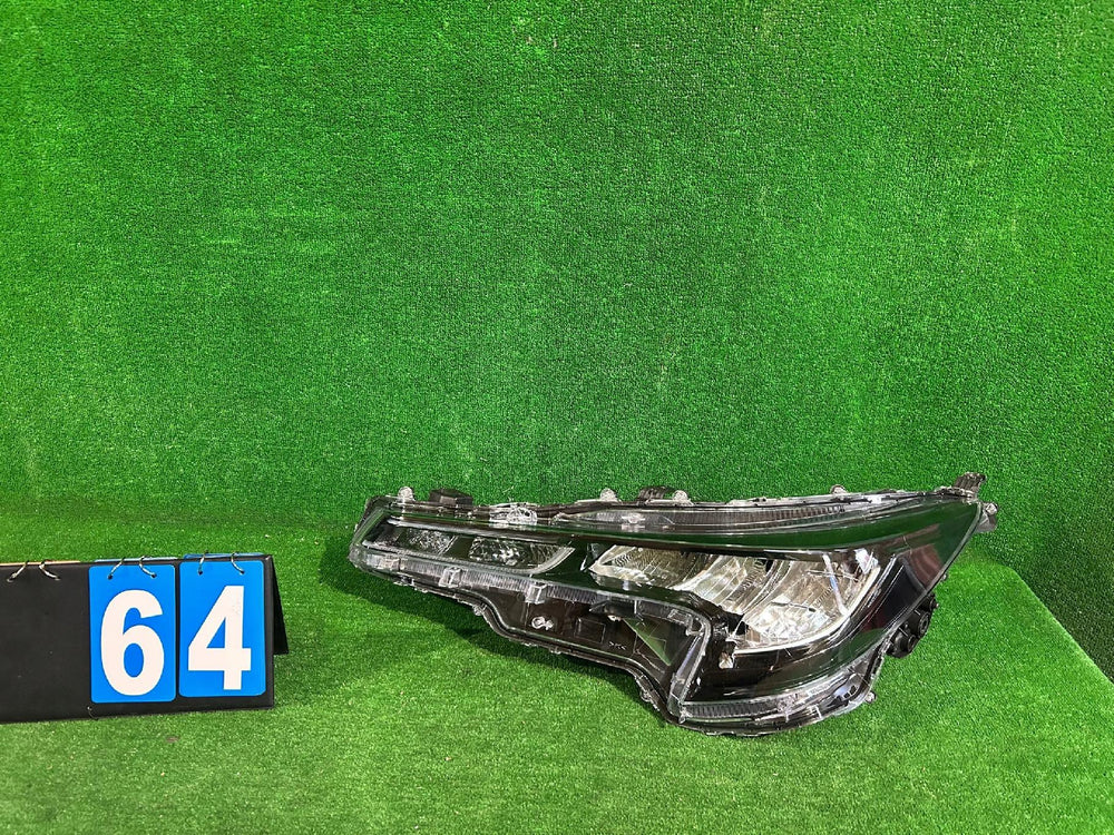 REFLEKTOR LEWY TOYOTA COROLLA E21 HB KOMBI nr:64