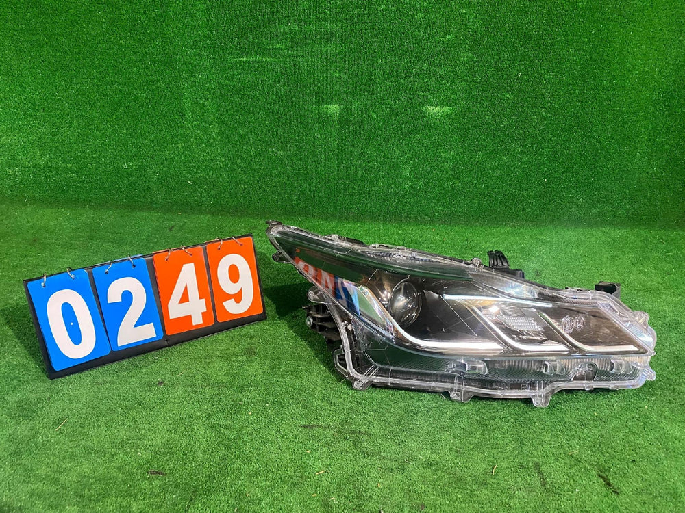 REFLEKTOR PRAWY TOYOTA COROLLA E21 SEDAN