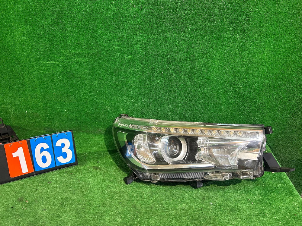REFLEKTOR PRAWY TOYOTA HILUX VIII nr163