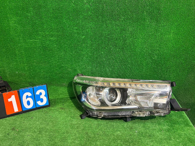 REFLEKTOR PRAWY TOYOTA HILUX VIII nr163