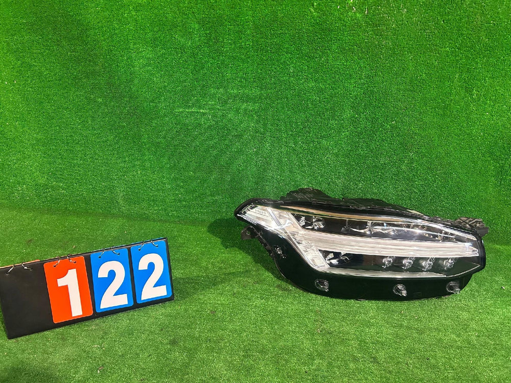 REFLEKTOR PRAWY VOLVO XC90 II FULL LED nr:122