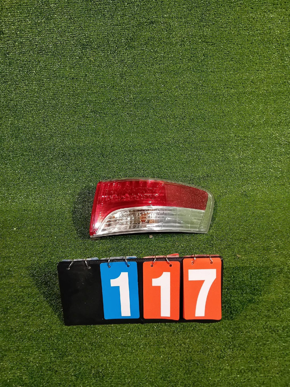 LAMPA TYŁ TYLNA PRAWA TOYOTA AVENSIS T27 KOMBI NR.117