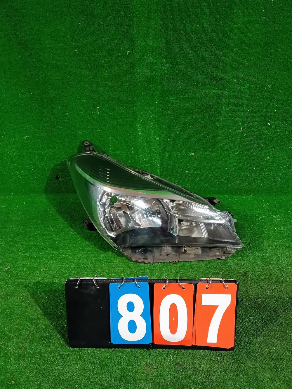 REFLEKTOR PRAWY PRZÓD TOYOTA YARIS III LIFT 17- ZWYKŁA NR.807