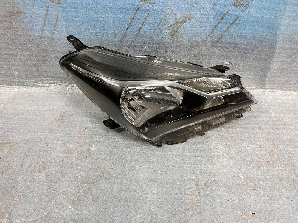 REFLEKTOR PRAWY TOYOTA YARIS III LIFT nr.00