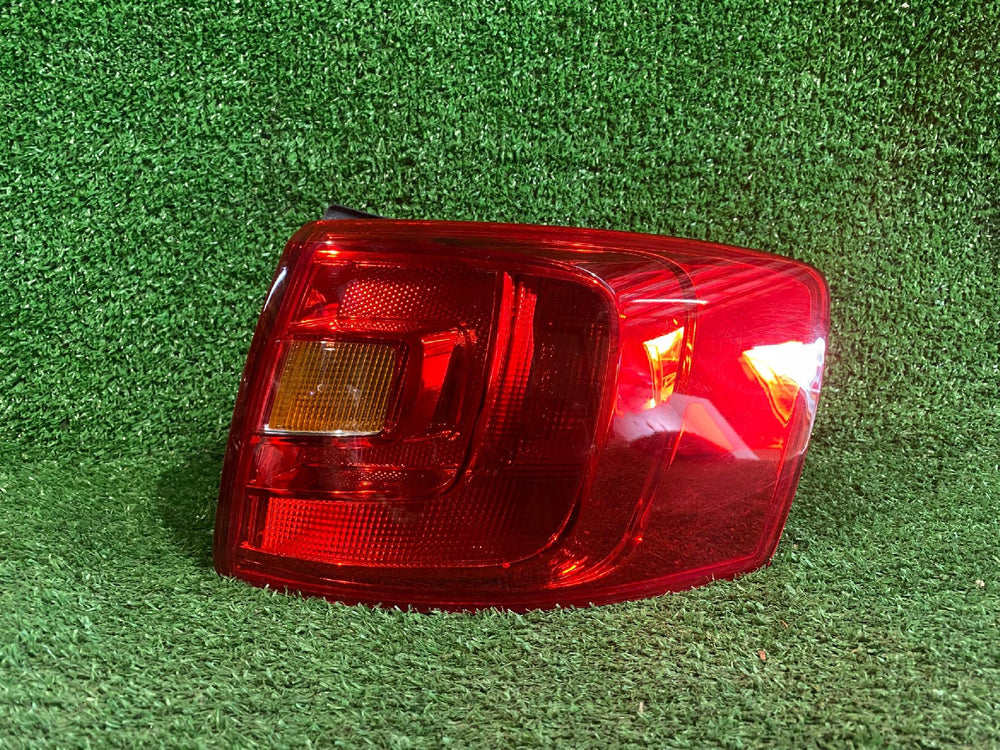 LAMPA TYLNA PRAWA VW JETTA 5C