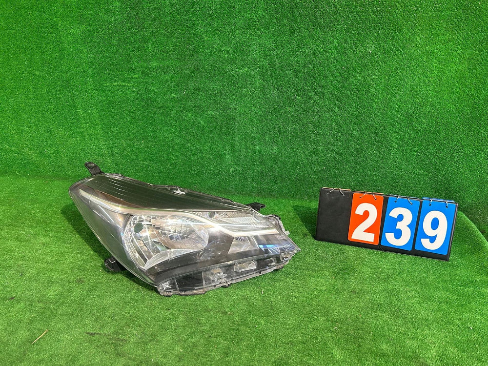 REFLEKTOR PRAWY TOYOTA YARIS III LIFT 17- nr:239