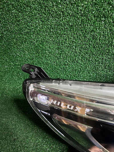 REFLEKTOR PRAWY TOYOTA HILUX VIII FULL LED