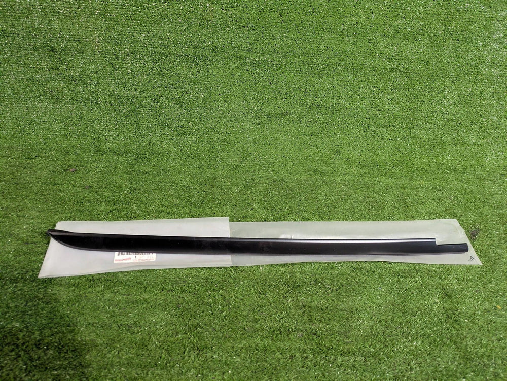 USZCZELKA LISTWA PRAWA SZYBY CZOŁOWEJ PRZEDNIEJ TOYOTA LAND CRUISER 24-