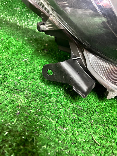 REFLEKTOR PRAWY TOYOTA YARIS IV